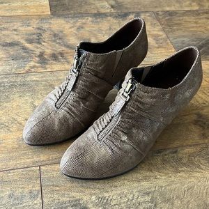 Aerosols heel rest Jalapeño gold snake skin boots.